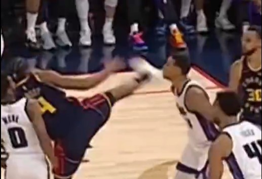 抬腳過(guò)高踢到了對(duì)手下巴！NBA官方：穆迪這一動(dòng)作被判1級(jí)惡犯